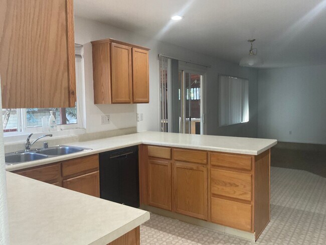 Building Photo - Sparks Family Home in Great Commuting and shopping Location with $1000 Move in Rent Credit!