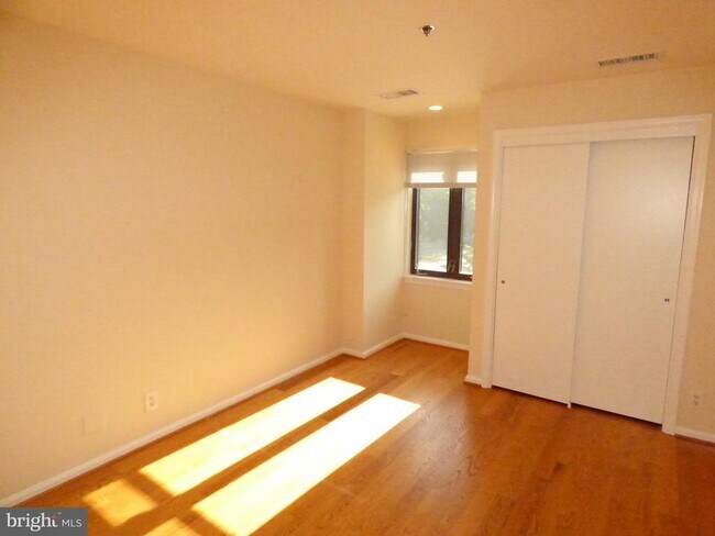 Building Photo - 1401 N Oak St