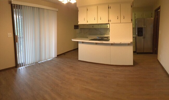 Building Photo - $2,595 / 4BR, 3.5BA Liberty Lake Executive...
