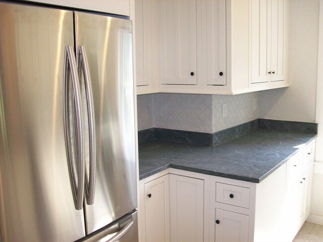 Building Photo - 480 Pleasant St