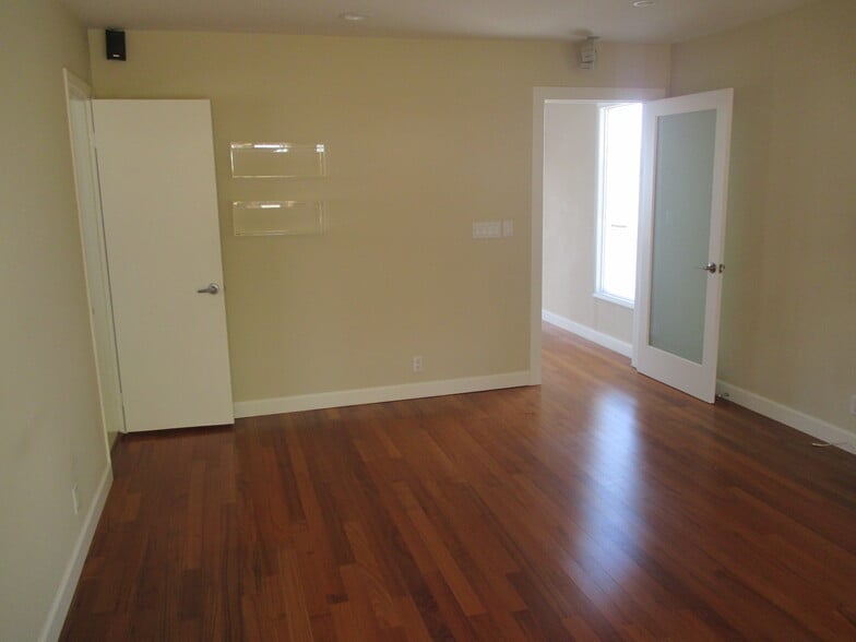 Building Photo - 1122 La Mirada St
