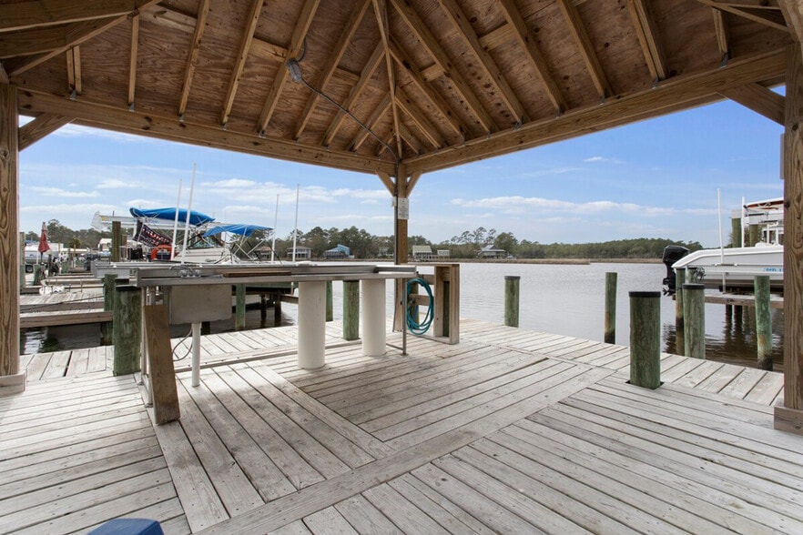 Building Photo - 2421 Beachview Dr