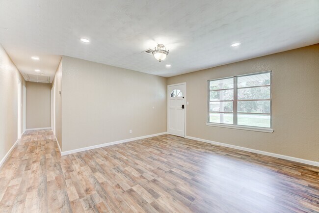 Building Photo - 305 Yaupon St