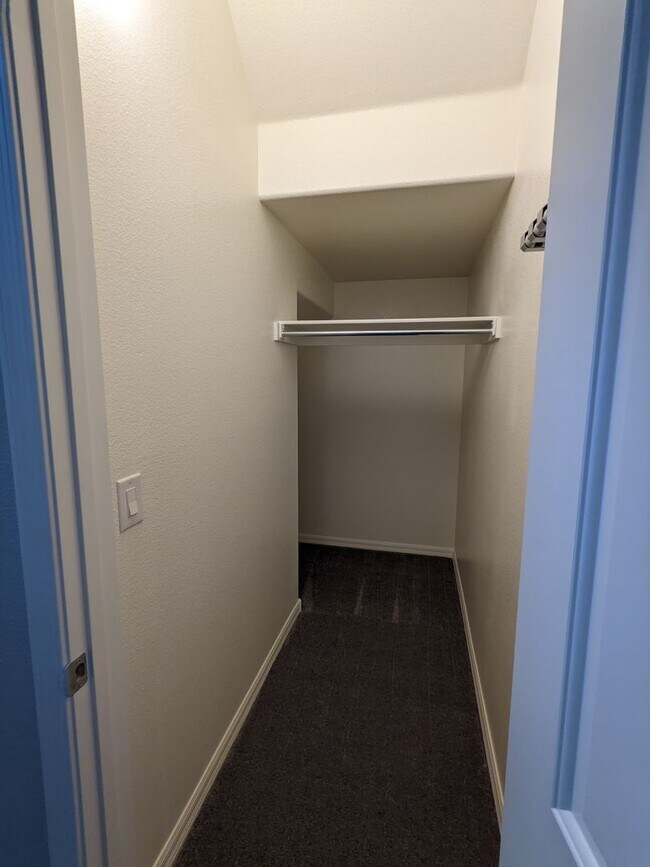 Building Photo - Exquisite 5 bedroom 4 bathroom home with fresh paint and new carpet waiting for you!