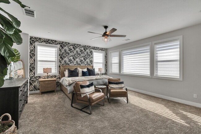 Building Photo - Light and bright 4 bedroom 3 bath beauty i...
