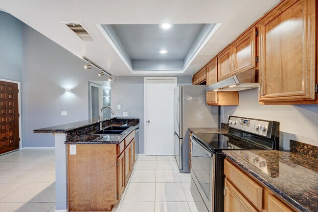 Building Photo - 755 E Lola Dr