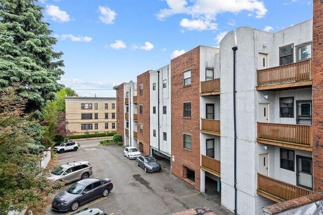 Building Photo - 5611 Elmer St