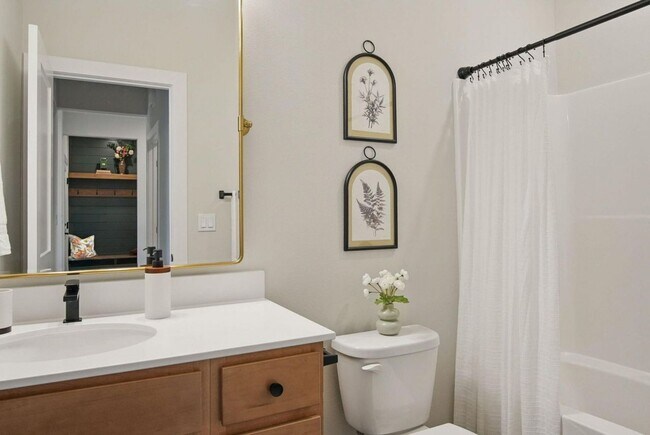 Building Photo - 3 Bedroom Townhome Available November 5th,...