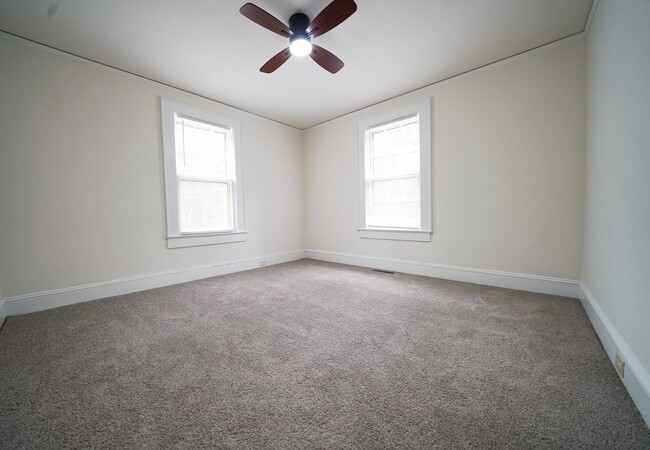 Building Photo - 3 bed 2 bath Updated Bungalow - Private ba...