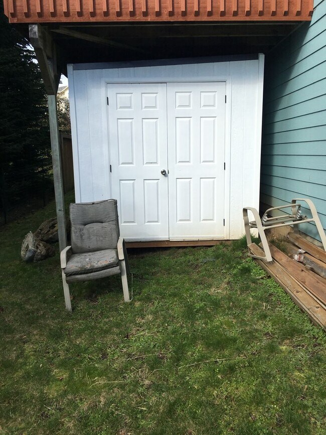 Building Photo - Large 4 bedroom house that is Pet Friendly!