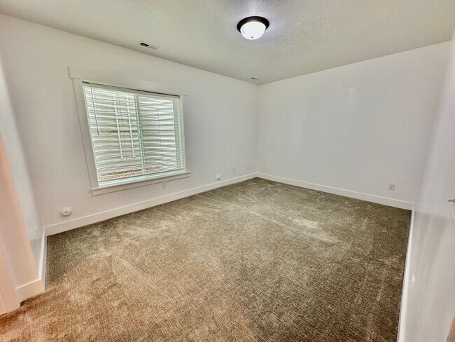 Building Photo - Gorgeous 5 Bed 3.5 Bath Home at Daybreak I...