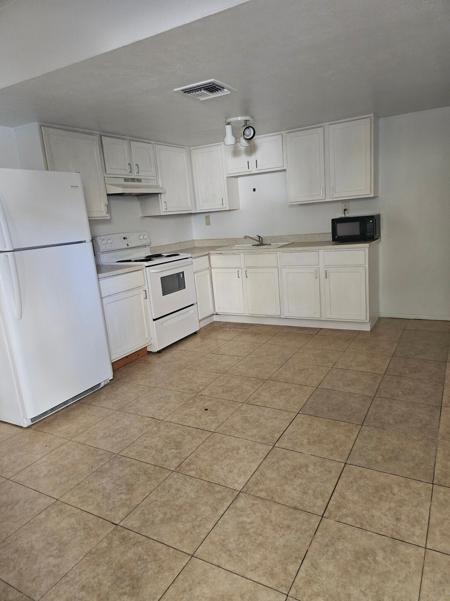 Building Photo - 6820 E Avalon Dr