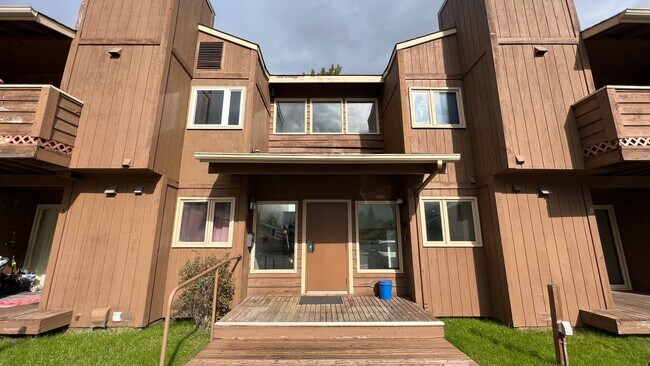 Building Photo - Cozy ground floor 1 bedroom with private washer and dryer!
