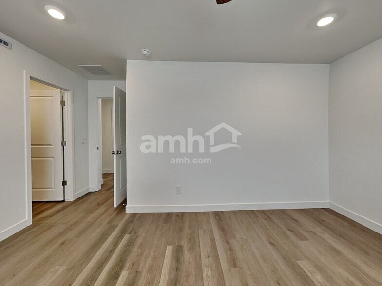 Building Photo - 20177 W Thomas Rd