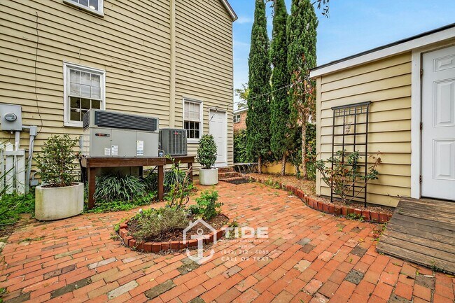 Building Photo - Walkable Downtown Living