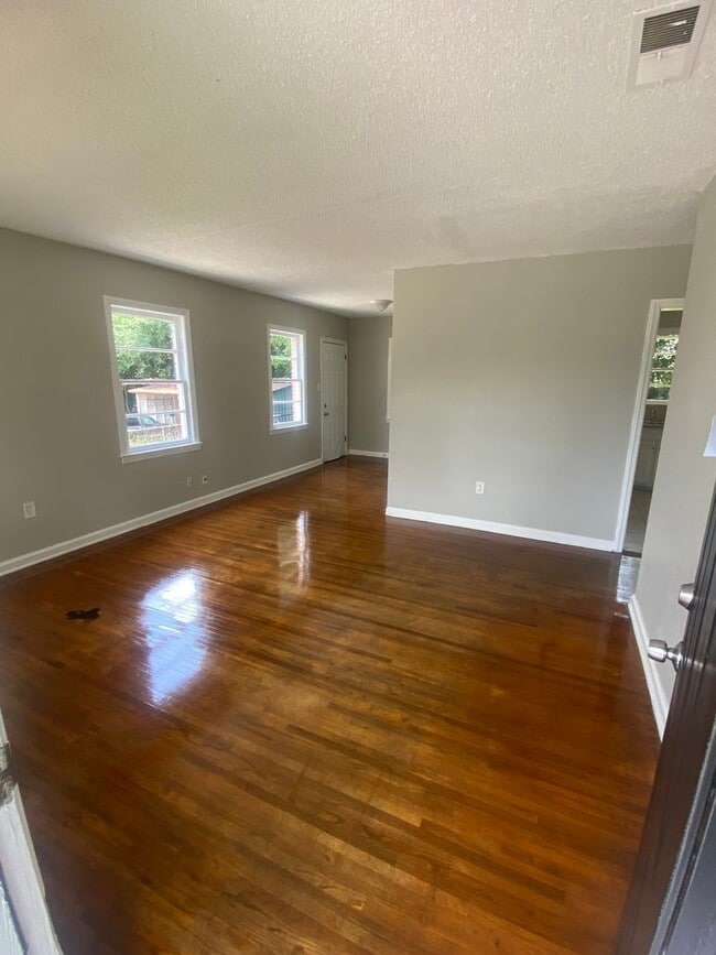 Building Photo - **ON HOLD*3 Bedroom / 1 Bathroom Home for ...