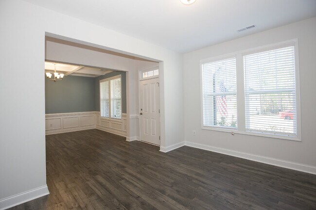 Building Photo - Charming 4 Bedroom Rental Home with Spacio...