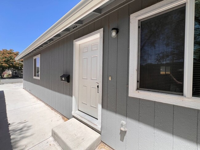Primary Photo - 565-567 Churchill (Duplex)