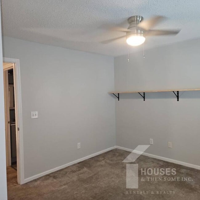 Building Photo - 553 Memorial Dr Ext