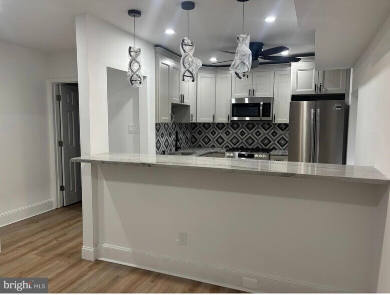 Building Photo - 321 Loney St