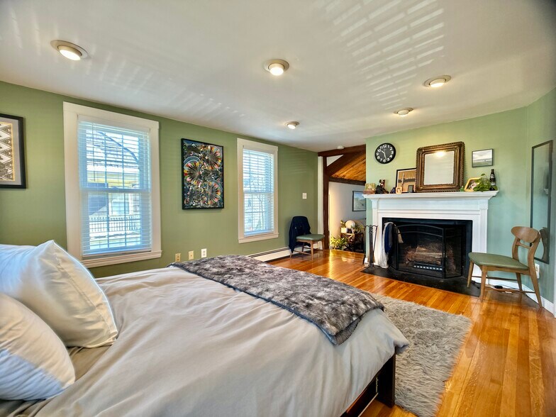 Building Photo - 526 Centre St