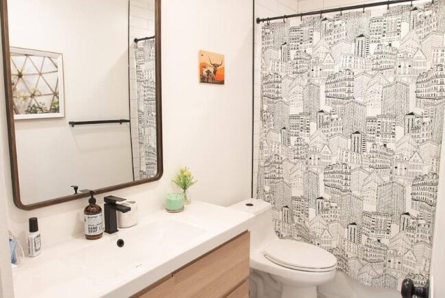 Building Photo - 9802 Kendal Dr