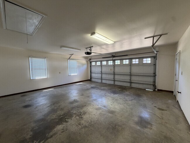 Building Photo - 236 Meadow Oaks Dr