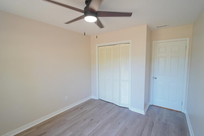 Building Photo - 1545 Pine View Dr