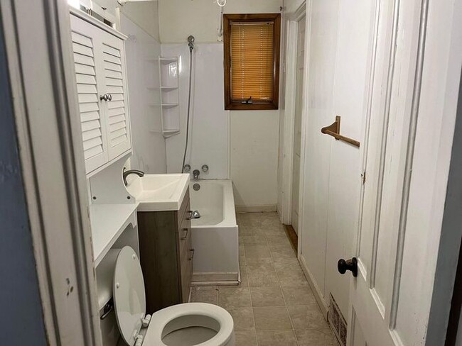 Building Photo - 2 Bedroom | 1 Bathroom | $1,150
