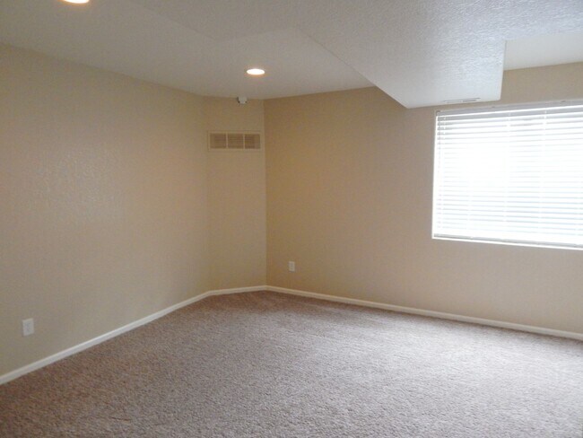 Building Photo - 203 Cleopatra St