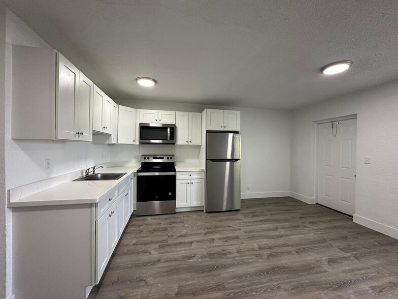 Building Photo - 3660 Apartments LLC