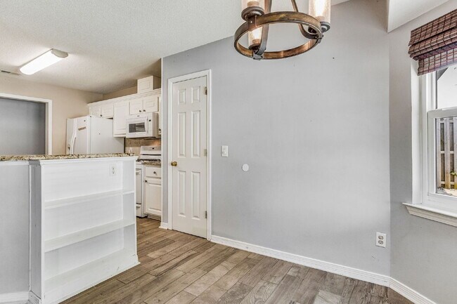 Building Photo - Welcome to your dream home! This stunning 4-bedroom, 3-bathroom residence is perfectly situated n...