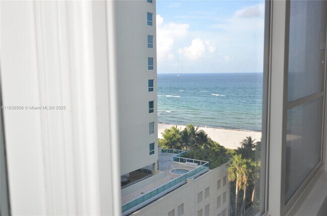 Building Photo - 5005 Collins Ave
