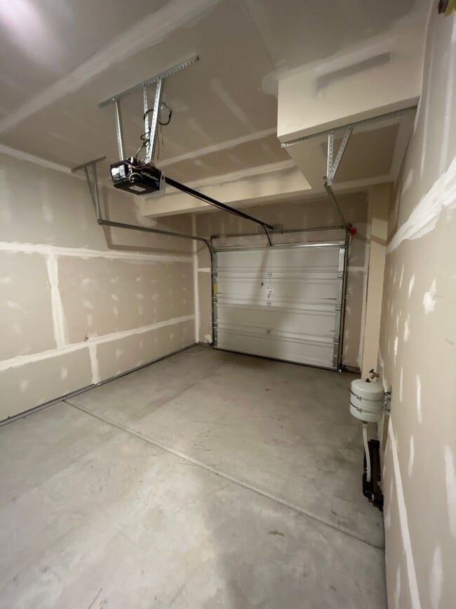 Building Photo - 3 Bedroom / 2.5 Bathroom Townhouse in NW R...