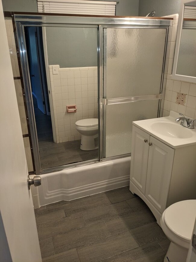 Building Photo - Conveniently located 2/1 Florida home with private backyard