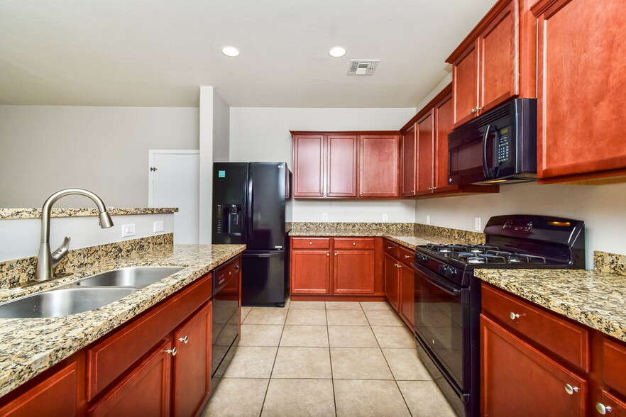 Building Photo - 6721 S May Fly Dr