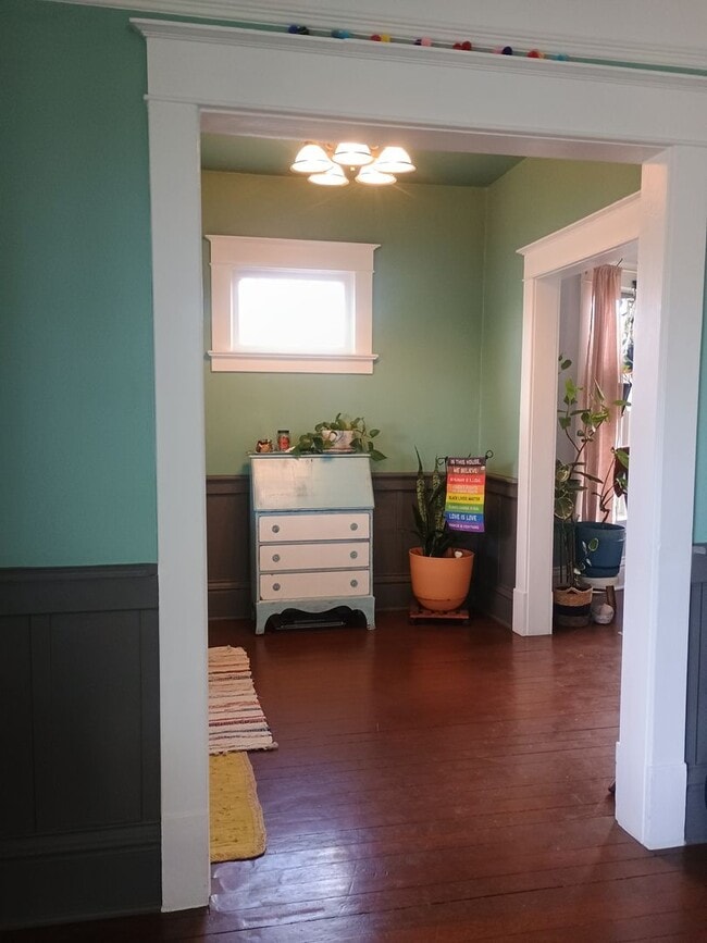 Building Photo - Spacious Craftsman in the Heart of North Spokane