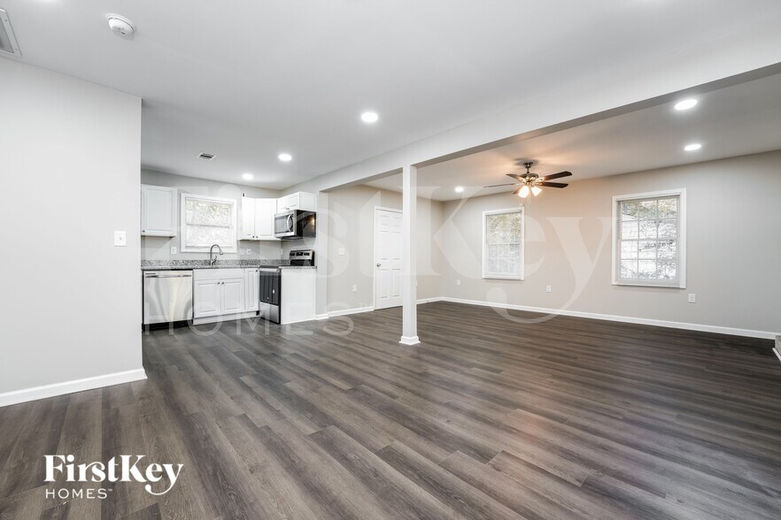Building Photo - 3425 Pinehill Dr
