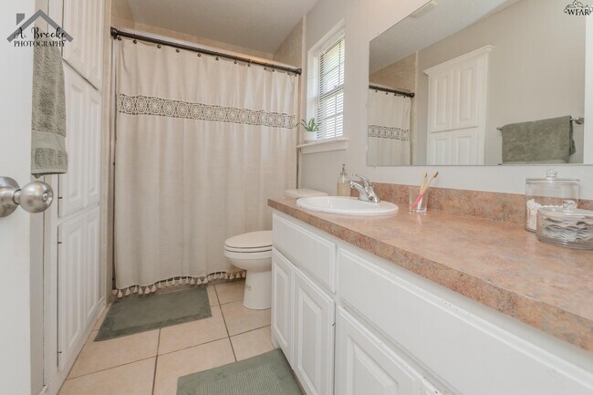 Building Photo - 1505 City View Dr
