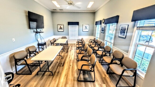 Building Photo - Seasonal/short term 2/2 vacation condo close to Anna Maria