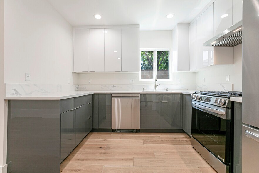 Building Photo - 10446 Woodley Ave