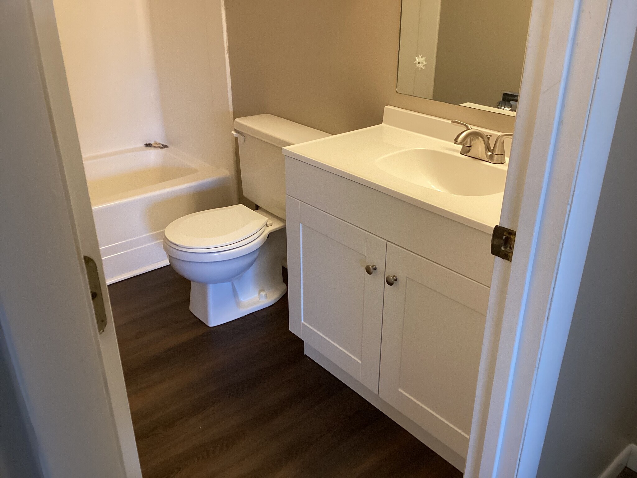 Full bathroom - 1025 W Mountain View Rd
