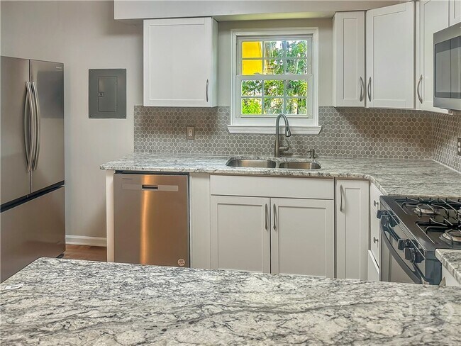 Building Photo - 406 Riverview Dr