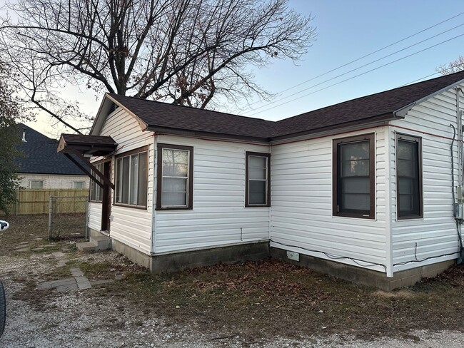Building Photo - Available Now! 3-Bed, 1-Bath Home w/ Garage - Central Springdale, right next to Springdale High S...