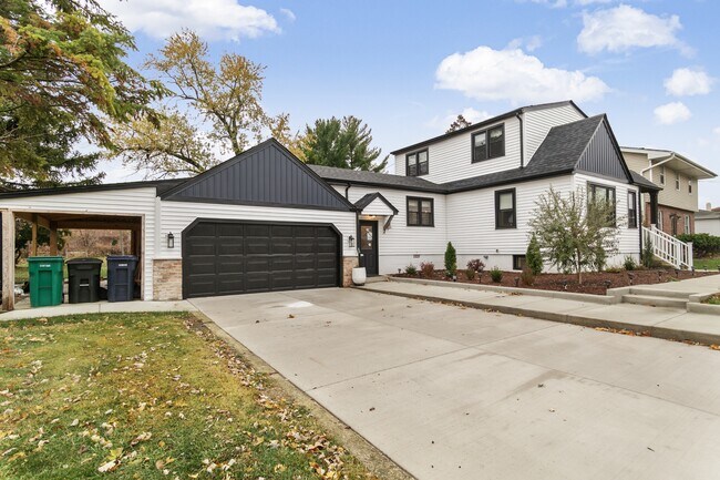 Building Photo - 635 E Prairie Ave