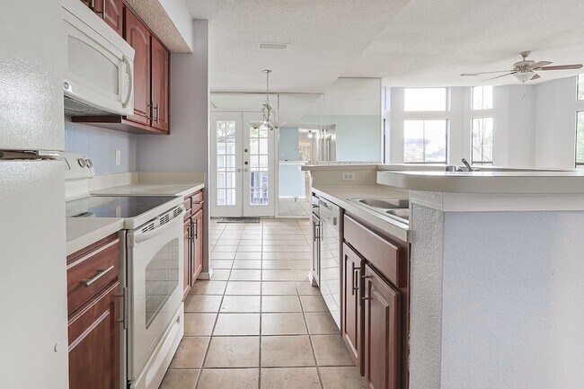 Building Photo - 3420 Country Club Dr W