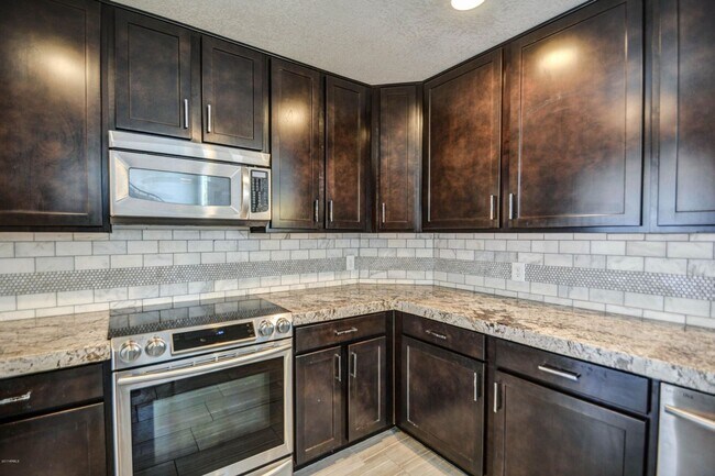 Building Photo - Offering 3 spacious bedrooms, 2.5 baths, l...