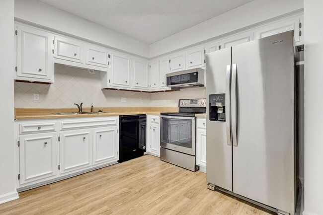 Building Photo - Brentwood Trace Condo