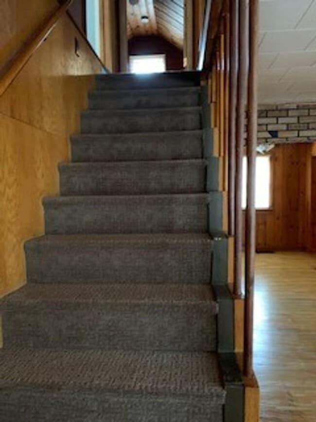 Building Photo - Large 3 BR 2 BA house w beautiful woodwork...