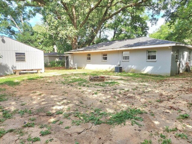 Building Photo - Stunning 4/2 Redecorated Home Close to I-110!
